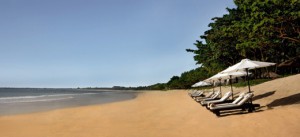 3a_Jimbaran Beach with Sun Loungers