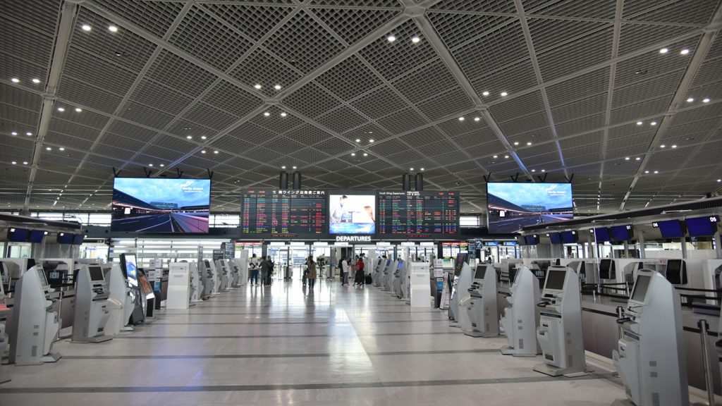 成田空港　チェックインカウンター