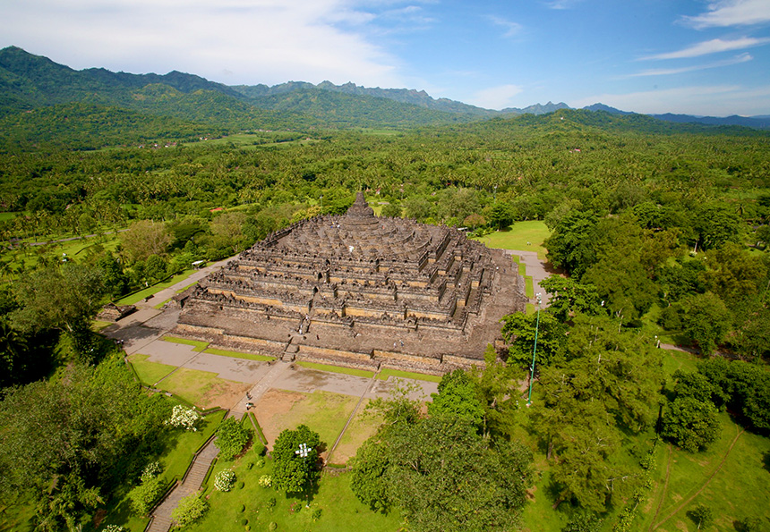 ボロブドゥール寺院のストゥーパが並ぶ景観