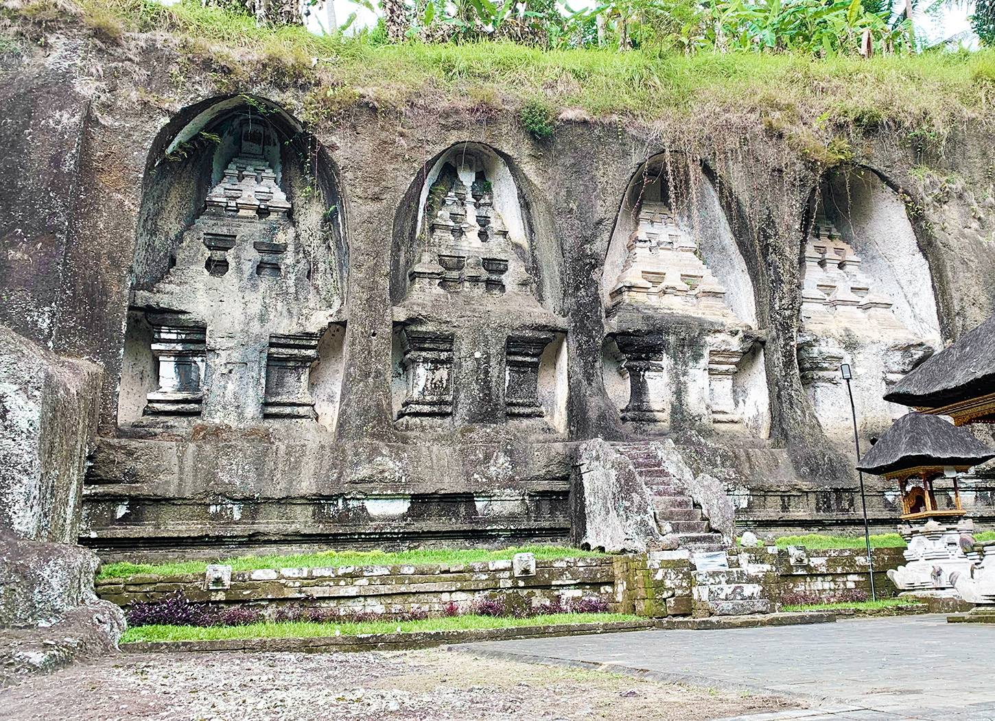 グヌン・カウィの岩壁に彫られた祠
