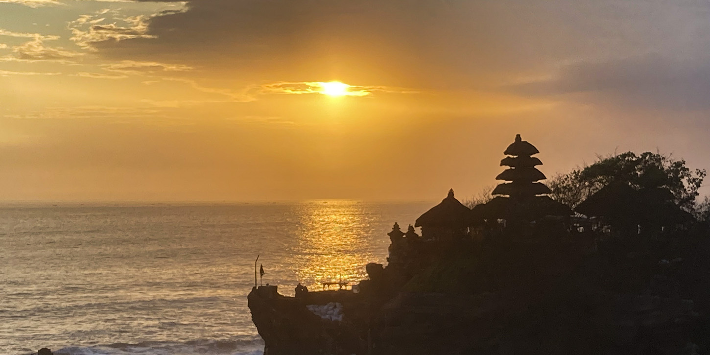 バリ島の寺院観光と自然風景をイメージした景色