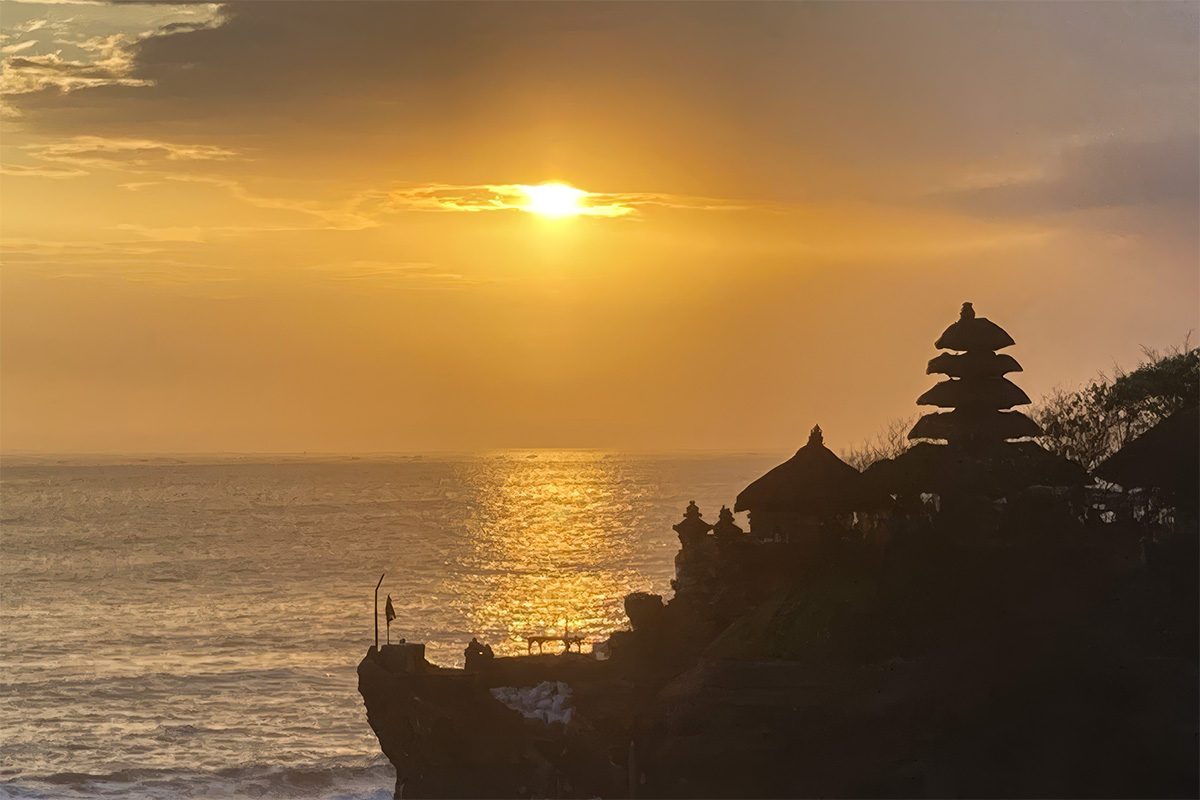 バリ島の寺院で行われる沐浴体験の様子