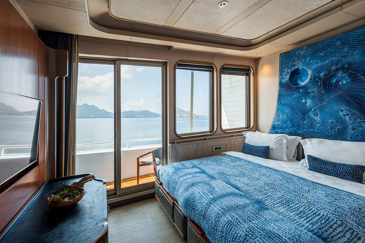 ラコディア Luxury Suiteのベッドと海を望む窓